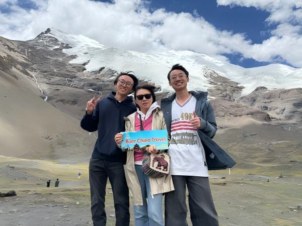 Tourists enjoy a trip to Xizang's snow mountains