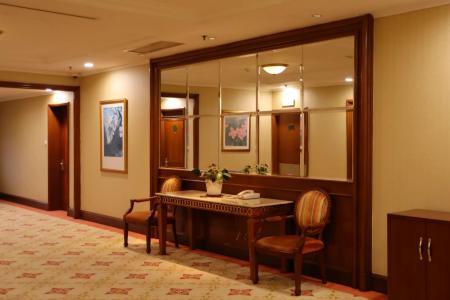 Hangzhou Shangri La Hotel room corridor retains early retro style
