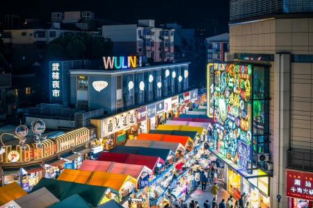 The Scene of Crowds at the Wulin Night Market
