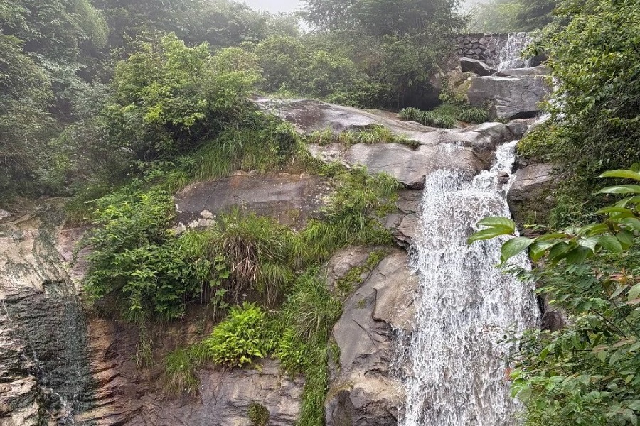 The original natural scenery of the Silver Valley Waterfall.