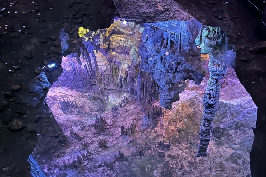 Yaolin Fairyland The stalactite landscape inside the Yaolin Fairyland