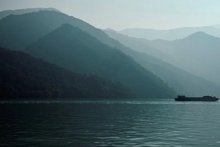 Fuchun River The scenery of the cloudy Fuchun River