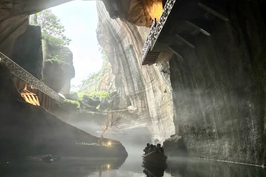 The misty scenery within the Huang Rock Grottoes