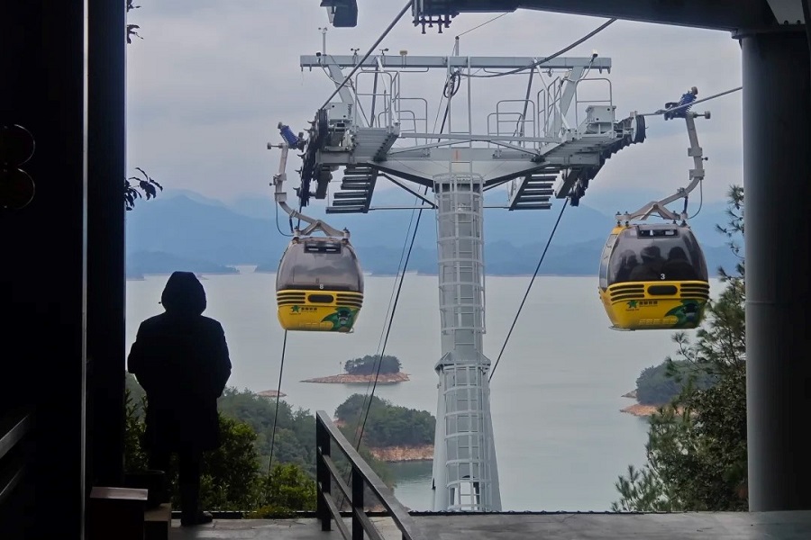 Take the cable car to reach the viewing platform of Meifeng.