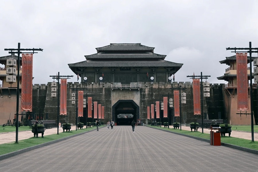 The solemn and majestic Qin Palace in Hengdian