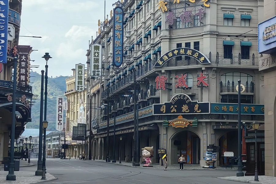 Recreates the architectural style of the Republic of China era at Hengdian Guangzhou Street