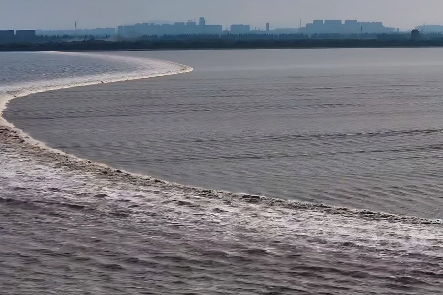 Qiantang River in Hangzhou presenting spectacular world-famous silver tide