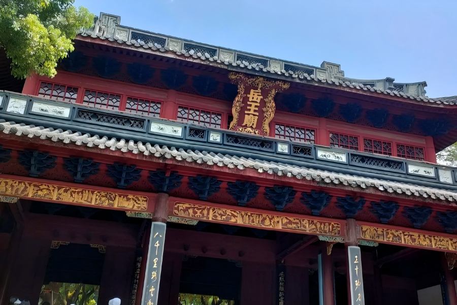 Yuewang Temple in Hangzhou showing solemn ancient Chinese memorial architecture