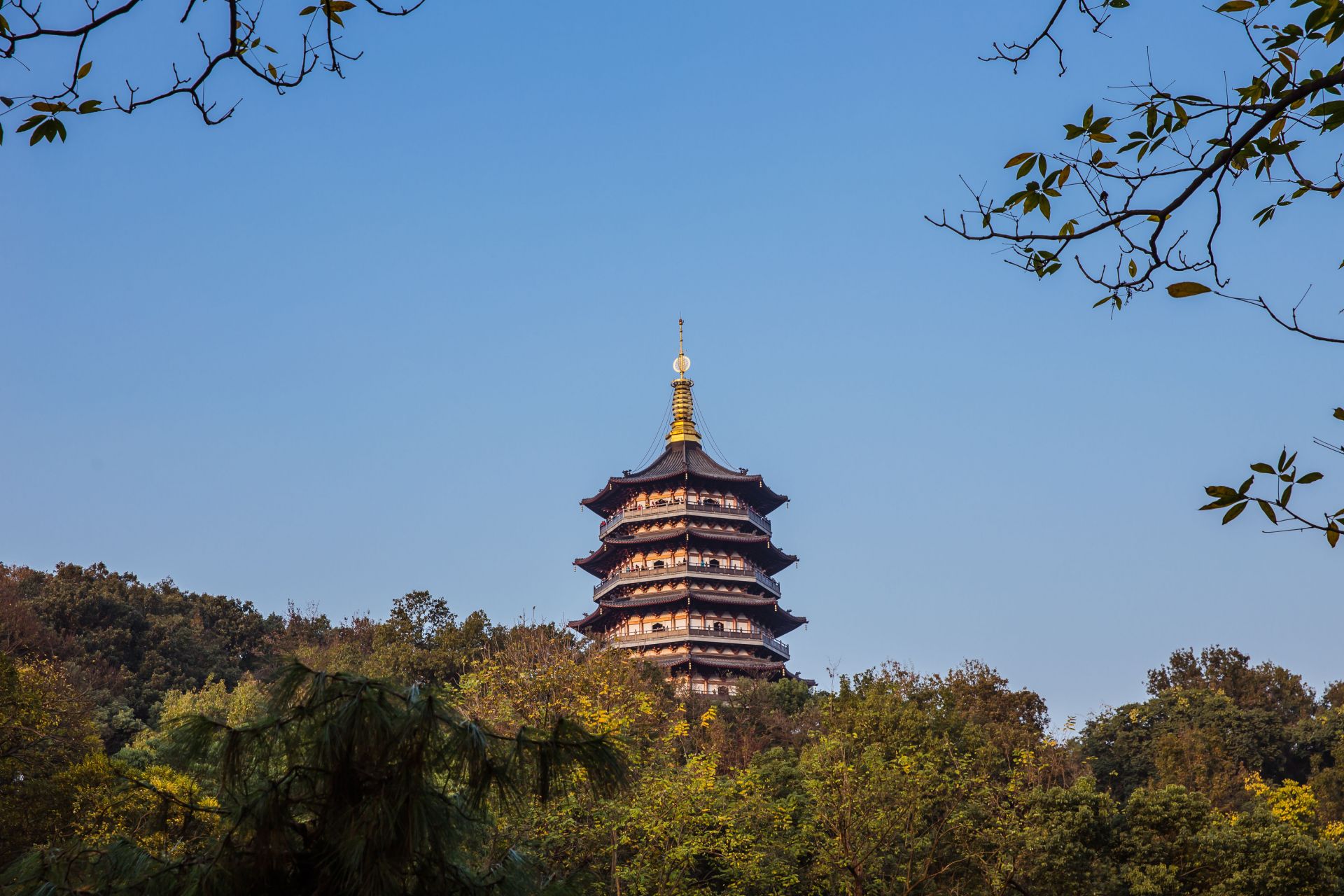 Leifeng Pagoda in Hangzhou showing visitors sightseeing around the famous historic tower
