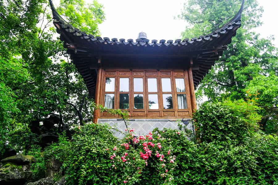 Guo's Villa in Hangzhou featuring gorgeous roses blooming amid elegant classical Jiangnan garden pavilions and waterscape