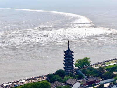 View of Qiantang River Tidal Bore with Zhan'ao Pagoda.jpg