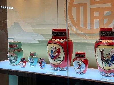 Decorative Hua Diao Wine Jars Exhibition in Chinese Rice Wine Museum Shaoxing.jpg